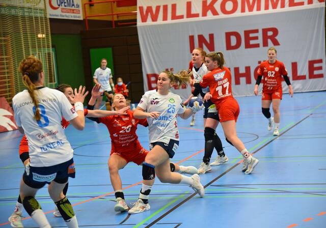 Pascale Wyder knockt Lea Marmodee aus und zu Boden, Roxana Ioneac hätte gern den Ball von ihr, Samira Brand "umgarnt" Lina Khrlikar und Rebecca Engelhardt betrachtet das Ganze, angesichts einer Überzahl von einer speziellen Defensivaufgabe befreit, relaxt aus dem Hintergrund...
FotoArchiv Merkel+Merkel