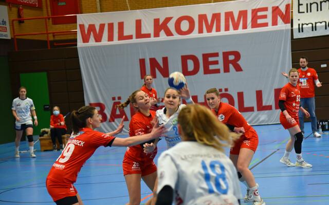 Sophia Sommerrock, Lea Marmodee und Samira Brand bearbeiten Pascale Wyder, die Regisseurin von Frisch Auf. Diese versucht, an ihre Teamkollegin Romy Morf-Bachmann weiterzuleiten...
Im Hintergrund beobachten Anja Brugger (links hinten) und Rebecca Engelhardt (82) und Trainer Adrian Fuladdjusch die Szene.
FotoArchiv Merkel+Merkel