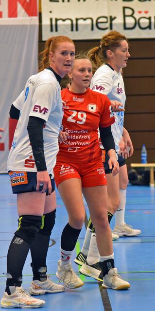 Elena Winnewisser (29) wird am Kreis von Kreisläuferin Lina Krhlikar und Roxana Ioneac (RL) eingerahmt bzw. gedoppelt.
FotoArchiv Merkel+Merkel