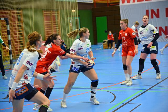 Sophia Sommerrock versucht Pascale Wyder, die eine Anspielstation sucht, den Ball zu stiebitzen...Im Hintergrund Samira "Sam" Brand und Lina Khrlikar...
FotoArchiv Merkel+Merkel