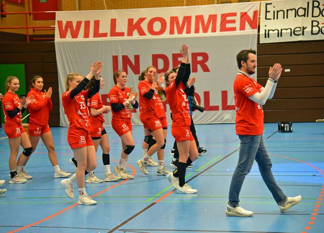 Triumpf-Marsch...Trainer und Geschäftsführer Adrian Fuladdjusch schreitet stolz voran...Denkt er schon ans nächste Wochenende , ans Spiel versus die Dynamites aus Mainz ? In Mainz...
FotoArchiv Merkel+Merkel
