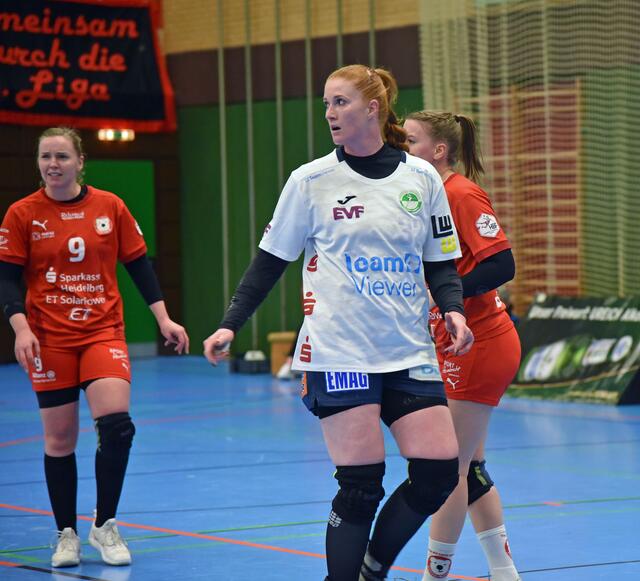 Lina Khrlikar (32) versucht sich versus Lena Feiniler (9) und Samira "Sam" Brand (verdeckt) Raum zu verschaffen.
FotoArchiv Merkel + Merkel