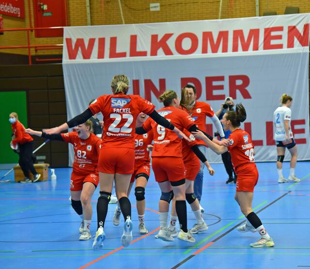 Die Neurotthalle nach der Sirene - ein kurpfälzisches Tollhaus. Saskia Fackel und Companeras völlig aus dem Häuschen. Die Erlösung...nach 12 sieglosen Matches...
FotoArchiv Merkel+Merkel
