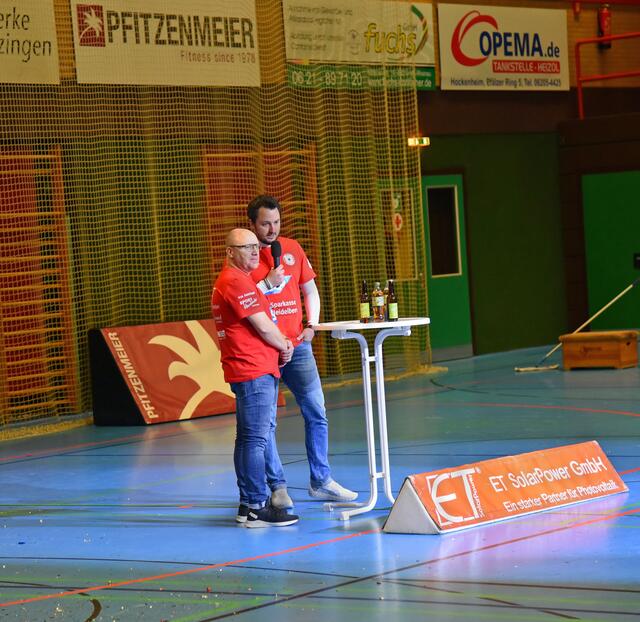 Armin Wagner im Gespräch mit Adrian Fuladdjusch, der sich angesichts des extrem spannenden Spielverlaufes wie durch den Fleischwolf gedreht fühlte und darauf hinwies, dass der Sieg, nachdem man in den letzten Wochen so oft so nah dran gewesen sei am ersten Erfolg, erlösend sei, dass dieser Sieg aber nur bei einem Erfolg nächste Woche in Mainz etwas wert sei...
FotoArchiv Merkel+Merkel