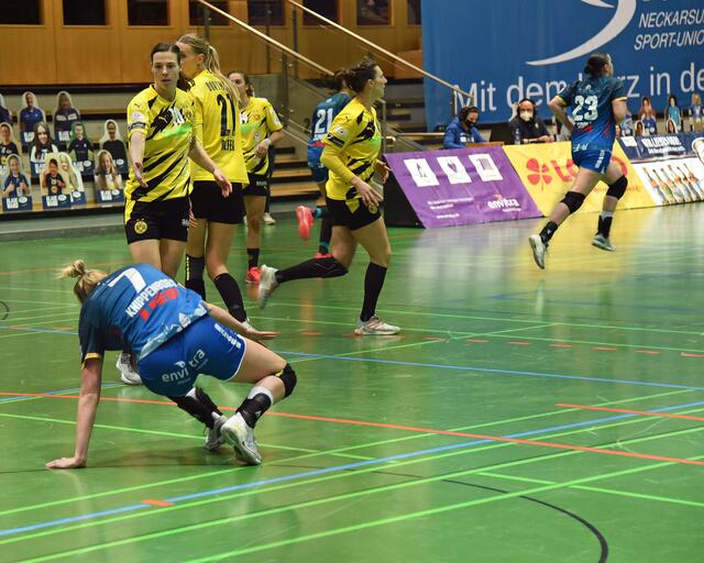 Inger Smits (10) reicht der gestrauchelten Regisseurin Lynn Knippenborg (7) die Hand, in einem hart, aber immer fair geführten Match.
FotoArchiv Merkel+Merkel