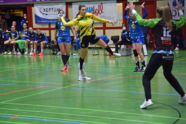 Die schwedische Nationalspielerin Clara Monti Danielsson, im Sommer von Esbjerg gekommen, versus Sarah Wachter.
FotoArchiv Merkel+Merkel