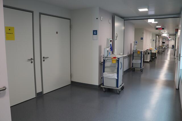 Auf der Corona-Normalstation herrscht nach der Versorgung der Patienten eine angenehme Ruhe.  | Foto: bea