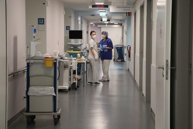 Zet für einen Patientenbesuch. Den Kittel ziehen die Mitarbeiterinnen erst vor dem Krankenzimmer an. | Foto: bea