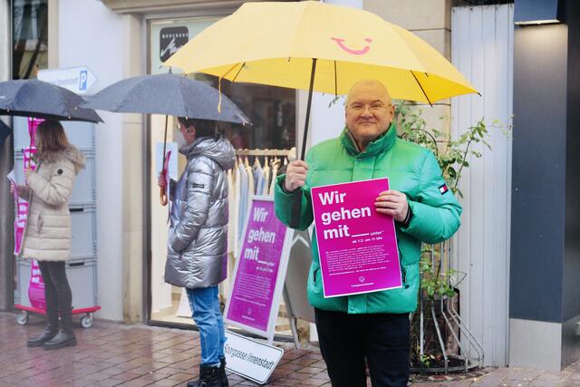 Wolfgang Lübeck (die aktiven): „Mein Reisebüro ist glücklicherweise geöffnet. Ich finde es aber natürlich schade, dass die Einzelhändler in der Innenstadt ihre Geschäfte nicht öffnen dürfen. Deshalb versuche ich als Gemeinderat die Einzelhändler so gut es geht zu unterstützen.“