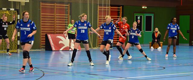 Spielszene aus der ersten Halbzeit...
Isabelle Jongenelen (7), Myrthe Schoenaker (28), Kamila Kordovska (14), Laura Rüffieux (3) und Ndidi Agwunedu (18) verteidigen versus Lena Feiniler (9), Ketschens Kreisläuferin. Im Tor mit der Nummer 16 Melanie Veith.
FotoArchiv Merkel+Merkel