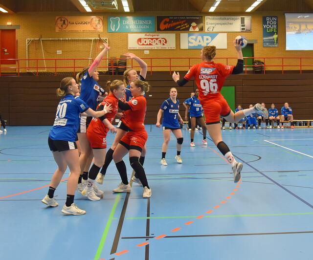 Lara Eckhardt (96) von den Kurpfalz Bären steigt in der ersten Hälfte hoch, Rebecca Engelhardt und Lena Feiniler bilden eine Sperre gegen den Blomberger Abwehrblock.
FotoArchiv Merkel+Merkel