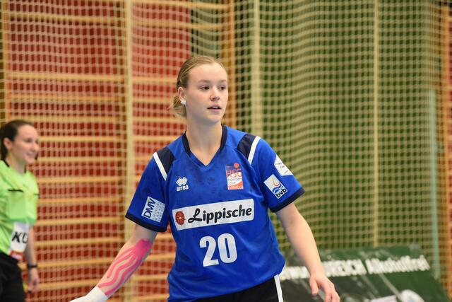 Rechtsaußen Emelyn van Wingernden, die es in der Defense mit der starken Ketscher Linksaußen Rebecca Engelhardt zu tun hatte...
FotoArchiv Merkel+Merkel