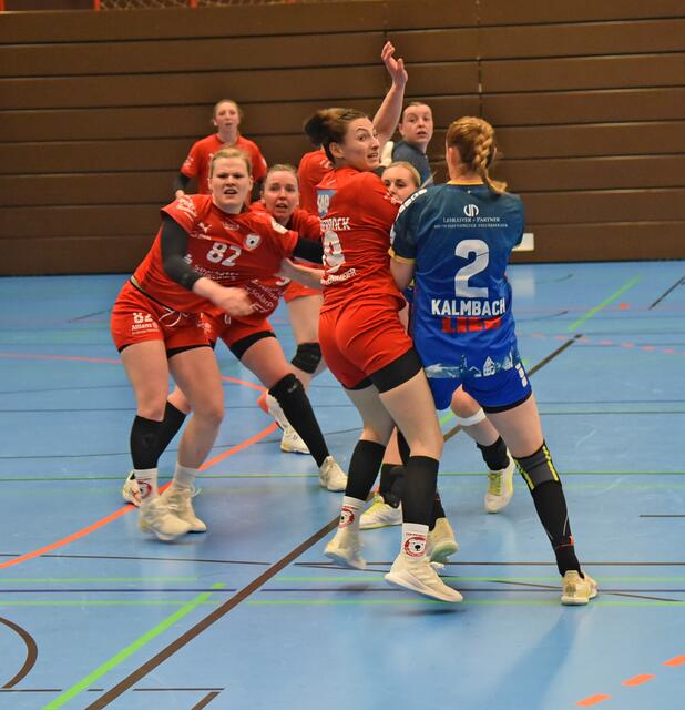 Selina Kalmbach (NSU/Nr.2) versucht in der zweiten Hälfte für Rückraumschützin Carmen Moser (RL) den Weg freizusperren...
FotoArchiv Merkel+Merkel