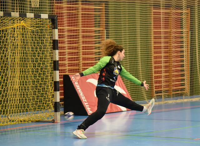 Isabel Gois, die in der zweiten Halbzeit Sarah Wachter ablöste und einige Paraden zeigte. Hier bei einem Siebenmeter in der ersten Halbzeit.
FotoArchiv Merkel+Merkel