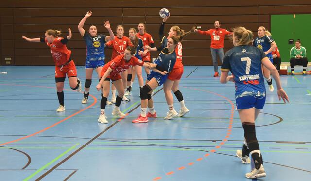 Carmen Moser (NSU, blaues Trikot) versucht in der zweiten Hälfte des Matches den Ball an  Kreisläuferin Jill Kooij , die mit dem rechten Fuß im Kreis steht !, weiterzuleiten. Lynn Knippenborg (RM/Nr.7) beobachtet die Szene.
FotoArchiv Merkel+Merkel