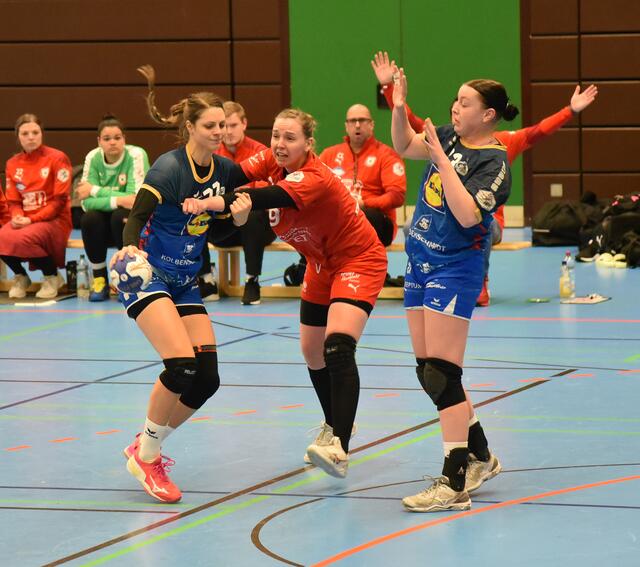 Carmen Moser (NSU) versucht trotz der Abwehrbemühungen von Lena Feiniler (rotes Trikot/Ketsch) Jill Kooij am Kreis zu bedienen...Szene aus der ersten Hälfte.
FotoArchiv Merkel+Merkel