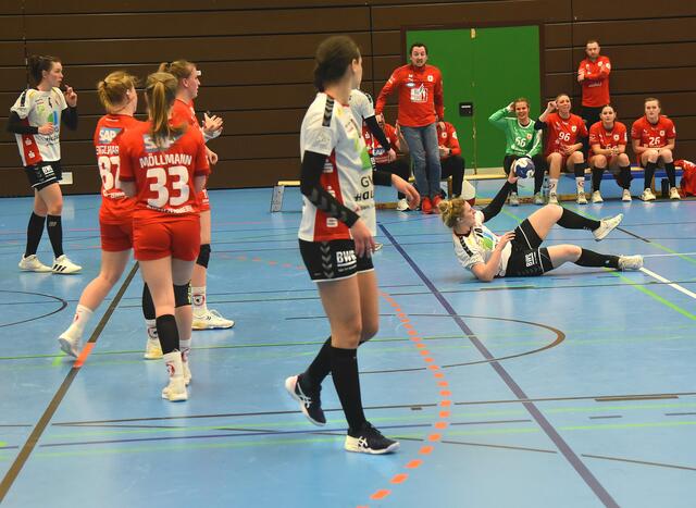 Helena Mikkelsen, die sich mit Sophie Lütke die Regie teilte, wird in der zweiten Halbzeit, in der die Kurpfalz Bären aggressiver deckten, zu Boden gebracht. Samira Brand ist sich keiner Schuld bewusst. Im Vordergrund Kreisläuferin Pia Dietz.
FotoArchiv Merkel+Merkel