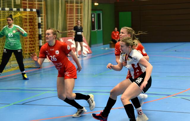 Cara Reuthal und Amelie Möllmann versuchen gegen Julia Redder, die auf ein Zuspiel von Linksaußen Marija Gudelj (nicht im Bild) lauert, Unheil zu verhindern.
FotoArchiv Merkel+Merkel