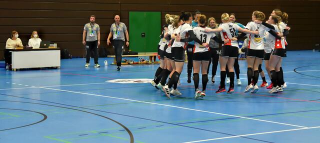 Siegesfeier der Wildcats nach der Sirene und dem 30:23-Sieg, der zwei wichtige Punkte im Abstiegskampf bescherte und den Abstand zum Viertletzten (Relegationsplatz) Rosengarten vergrößerte ...(Rosengarten hat 8 Pluspunkte).
FotoArchiv Merkel+Merkel