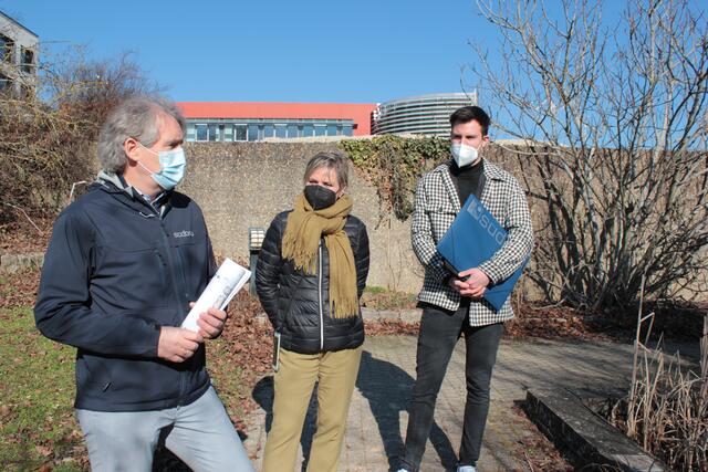 Südbau-Geschäftsführer Markus Vierling (links) mit RKH-Regionaldirektorin Susanne Stalder und Südbau-Vertriebsmitarbeiter Niklas Hess. | Foto: swiz