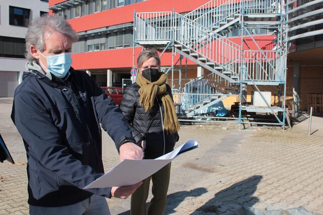 Südbau-Geschäftsführer Markus Vierling (links) mit RKH-Regionaldirektorin Susanne Stalder.