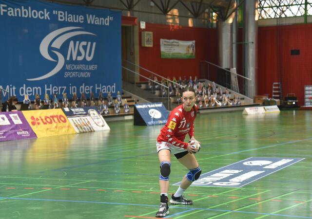 Die kroatische Rückraumspielerin Nives Klobucar (Mainz 05) beim Einwerfen in der Pause.
FotoArchiv Merkel+Merkel