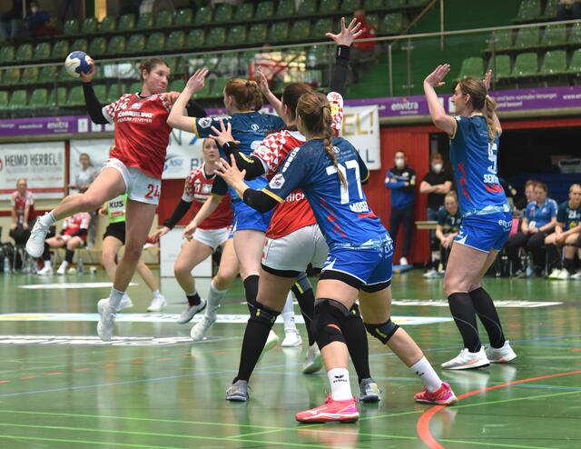 Elisa Burkholder (24/Mainz 05/RR) war von der NSU-Defensive nie ganz auszuschalten, erzielte 6 Rückraum-Treffer für ihr Team, und sorgte dafür, dass ihr Team bis weit in die zweite Hälfte an der Sensation schnupppern durfte...
FotoArchiv Merkel+Merkel