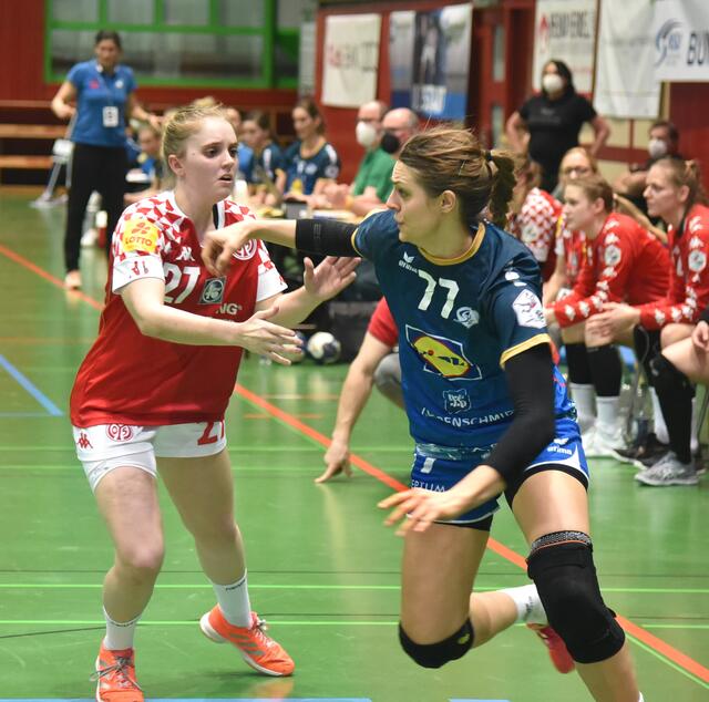 Franziska Fischer (27/rotes Trikot) von den Meenzer Dynamites kann in der Schlussphase die in der Crunchtime von Tanja Logvin auf Linksaußen eingesetzte Carmen Moser (77/blaues Trikot) nicht mehr halten...
FotoArchiv Merkel+Merkel