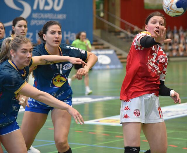 Nathalie Hendrikse und Irene Espinola Perez von der Neckarsulmer Sport-Union versuchen in der ersten Hälfte die Meenzer Rückraumspielerin Anika Hampel zu "verteidigen"...
FotoArchiv Merkel+Merkel