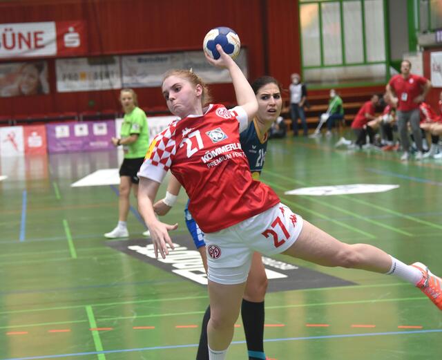 Franziska Fischer (27/RA/Mainz 05) kann unbedrängt von Irene Espinola Perez (NSU) abschließen. Überzeugendes Spiel, 5 Tore.
FotoArchiv Merkel+Merkel