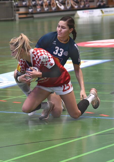 Lucie-Marie Kretzschmar (33/NSU) bringt Denise Großheim (23/Mainz 05) in der ersten Halbzeit zu Fall...
FotoArchiv Merkel+Merkel