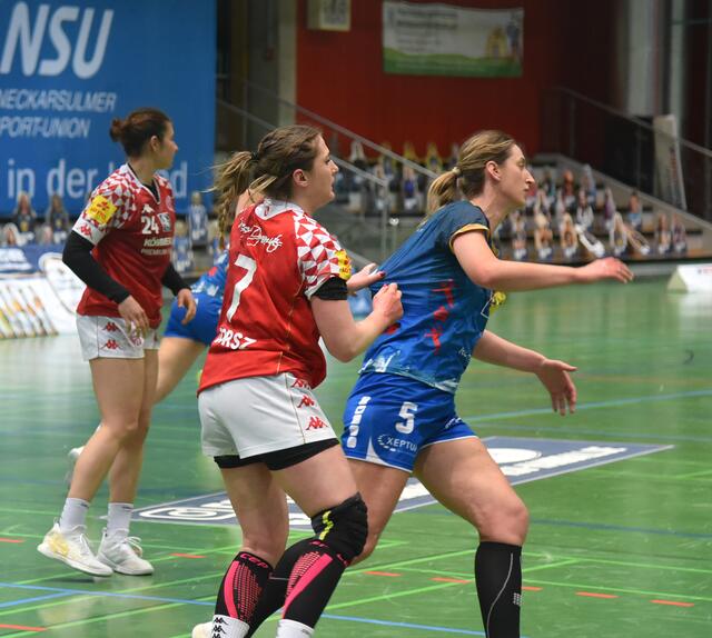 Kreisläuferin  gegen Kreisläuferin, Aleksandra Dorsz (7/Mainz) mit Trikottest bei Sara Senvald (5/NSU) in der zweiten Halbzeit...
FotoArchiv Merkel+Merkel