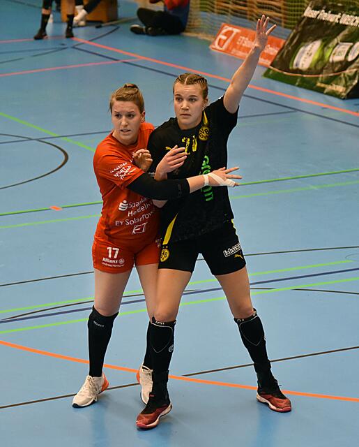 Merel Freriks vom BVB ist am Kreis anspielbereit. Samira Brand versucht Unheil zu verhindern. Drei Treffer konnte Merel Freriks für ihre Farben beisteuern und den ein oder anderen erarbeiteten Siebenmeter.
FotoArchiv Merkel+Merkel