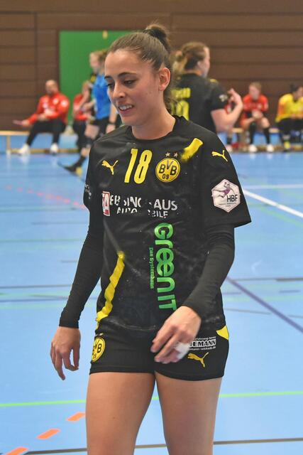 Johanna Stockschläder, kommende Nationalspielerin auf Linksaußen, löste Mitte der zweiten Hälfte die spanische Nationalspielerin und Linksaußen Jennifer Gutierrez Bermejo ab und erzielte noch drei blitzsaubere Treffer über links...
FotoArchiv Merkel+Merkel