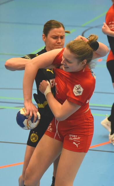 Tessa van Zijl (BVB), die für Laura van der Heijden im rechten Rückraum operierte, unterzieht Jule Haupt einem  massiven Trikottest.
Ungewohnte Champions-League-Härte für die Kurpfalz Bärinnen.
FotoArchiv Merkel+Merkel