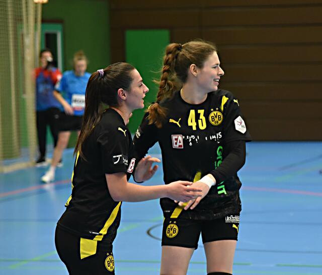 Tina Abdulla (LA), die an diesem Abend die meisten Treffer (10) erzielte und Nationalspielerin Jennifer ("Jeje") Rode vom BVB freuen sich über eines der 42 Tore, darunter auch so manches Empty Goal...
FotoArchiv Merkel+Merkel