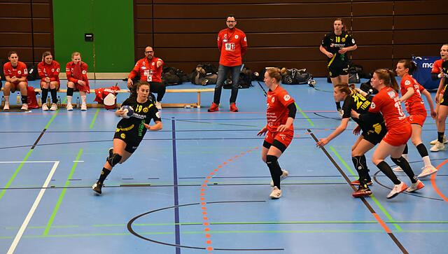 Jennifer Gutierrez Bermejo (19), die spanische Linksaußen der Borussia, zieht nach innen...
FotoArchiv Merkel+Merkel