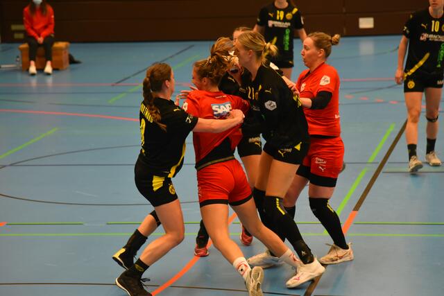 Tessa van Zijl und Kelly Dulfer stoppen Lara Eckhardt nicht regelkonform am Kreis. 
FotoArchiv Merkel+Merkel