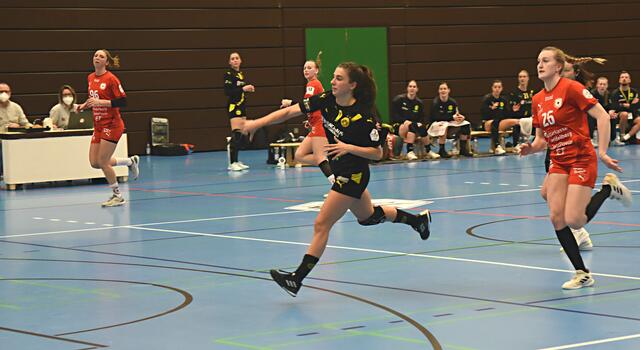 Jennifer Gutierrez Bermejo (LA) veredelt einen der Konter Mitte der zweiten Halbzeit. Cara Reuthal (26) und Lara Eckhardt (96) müssen machtlos zuschauen.
Im Hintedrgrund Johanna Stockschläder (stehend), die anschließend Jennifer Gutierrez Bermejo ablöste...
FotoArchiv Merkel+Merkel