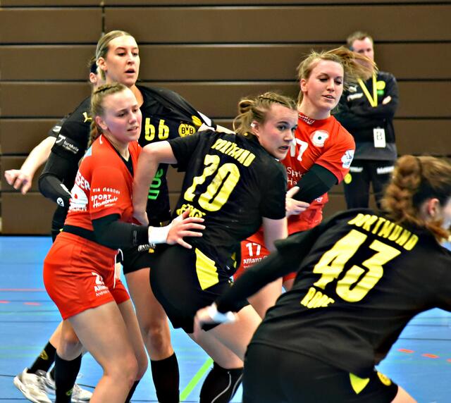 Kampfgetümmel  am Dortmunder Kreis. Von links: Elena Winnewisser (Ketsch), Dana Bleckmann (66/BVB), Merel Freriks (20/BVB) und Samira Brand (77/Ketsch)...
FotoArchiv Merkel+Merkel