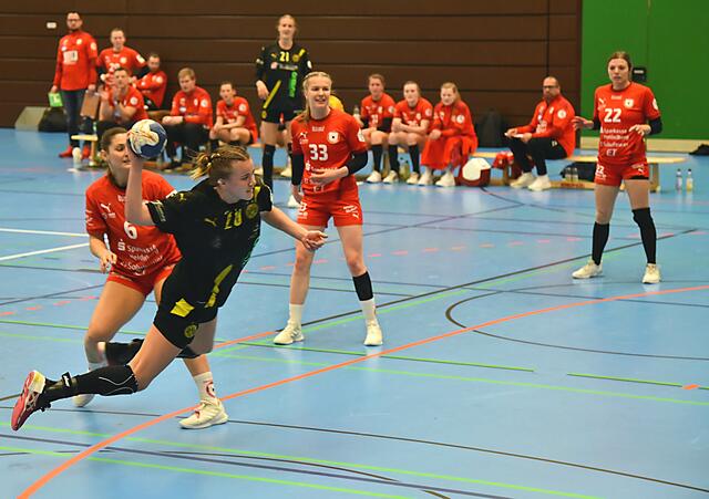 Merel Freriks (BVB) ist von Sara Goudarzi nicht zu halten.
Amelie Möllmann (33) und Saskia Fackel (22) beobachten die Aktion.
FotoArchiv Merkel+Merkel