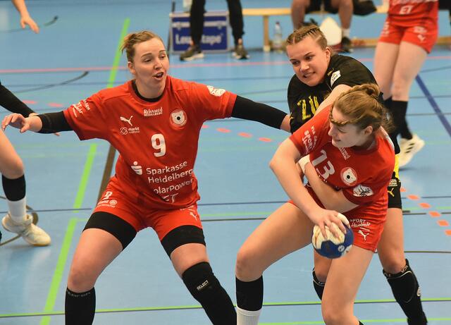 Jule Haupt (13/Ketsch) wird von der Kreisläuferin Merel Freriks, die in Absentia von Clara Monti Danielsson durchspielte, heftig angegangen. Links Lena Feiniler (9).
FotoArchiv Merkel+Merkel