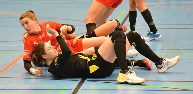 Samira Brand und Jennifer Rode in der zweiten Hälfte am Kreis der Kurpfalz Bären...
FotoArchiv Merkel+Merkel