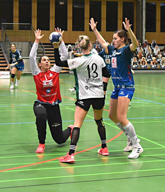 Ungewöhnliche Szene vor dem Gehäuse von NSU-Torfrau Isabel Gois (1). In Ballbesitz Jane Martens (LA/VfL Oldenburg) und rechts von ihr Lucie-Marie Kretzschmar, die ihren Rückpass blocken will.
FotoArchiv Merkel+Merkel