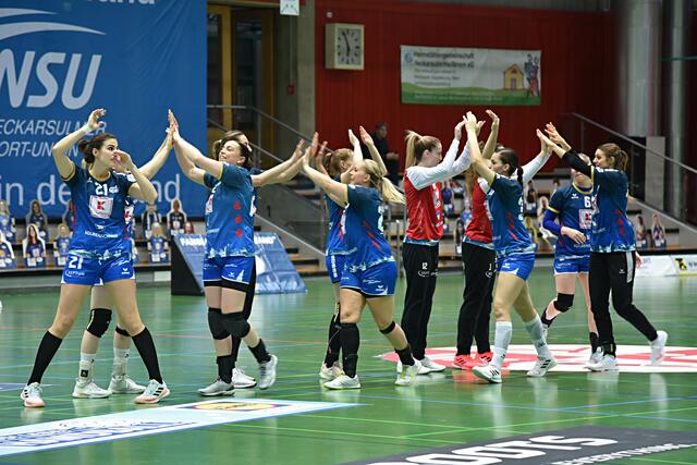 Die NSU-Ladies stimmen sich nach ihrem Einlauf auf die Partie gegen die Damen des VfL Oldenburg ein.
FotoArchiv Merkel+Merkel