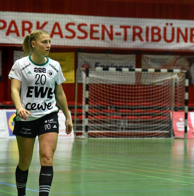 Dynamik pur auf rechts: Jenny Behrend vom VfL Oldenburg in der ersten Hälfte des Spieles. Konnte sich fünf Mal auf rechts entscheidend durchsetzen. Ersetzt nächste Saison Amelie Berger bei der SG BBM Bietigheim, die zur Borussia aus Dortmund wechseln wird.
FotoArchiv Merkel+Merkel