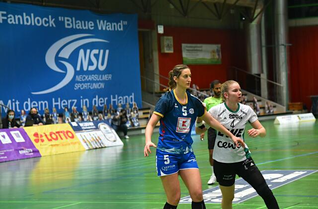 Kreisläuferin Sara Senvald (5/NSU) kam in der zweiten Hälfte des Matches zum Einsatz. Hier gegen Toni-Luisa Reinemann (RM). Musste später mit einer Roten Karte von Feld.
FotoArchiv Merkel+Merkel