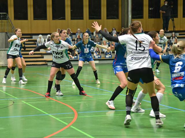 Natacha Buhl (7/KM/VfL Oldenburg) im Zentrum des Geschehens. Jill Kooij versucht sie zu kontrollieren...Im Hintergrund Selina Kalmbach. Vorne rechts hofft Merle Cartsensen auf ein alternatives Anspiel.
FotoArchiv Merkel+Merkel