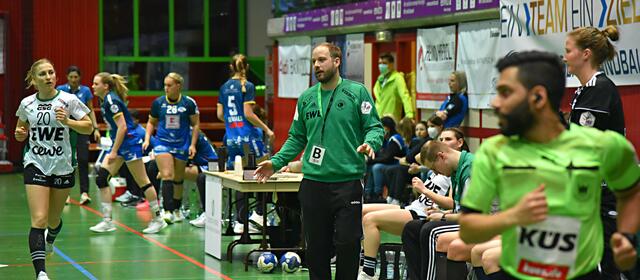 Nationalspielerin Jenny Behrend (RA) und Trainer Niels Bötel vom VfL Oldenburg in der Schlussphase des Matches, als die Neckarsulmer Sport-Union immer mindestens vier Treffer vorne lag und das Spiel im Grunde genommen entschieden war.
FotoArchiv Merkel+Merkel