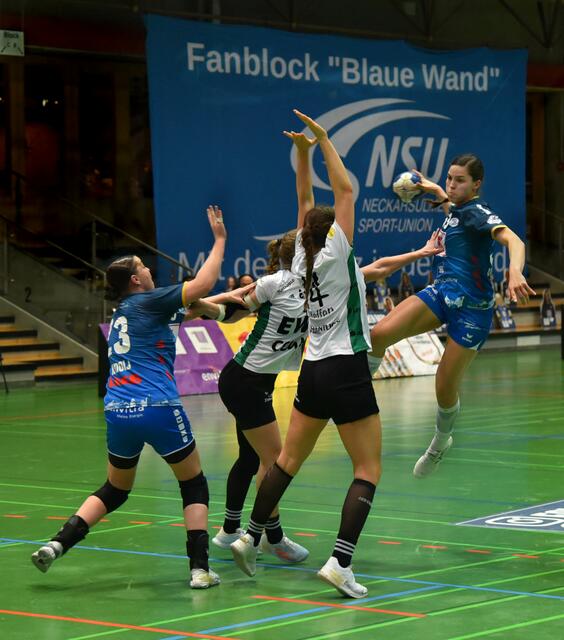 Lucie-Marie Kretzschmar (NSU)  steigt in der zweiten Hälfte gegen Toni-Luisa Reinemann und Marie Steffen (von links /VfL Oldenburg) hoch. Ganz links Kreisläuferin Jill Kooij (NSU).
FotoArchiv Merkel+Merkel